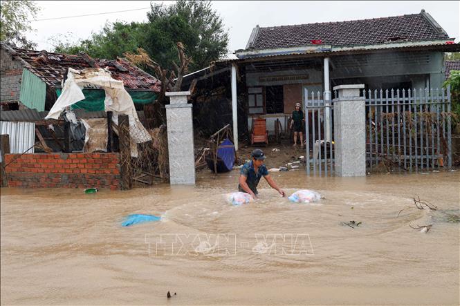 Lực lượng Công an tỉnh Đắk Lắk tiếp tế lương thực cho người dân ở vùng ngập sâu ven sông Bánh Lái. Ảnh: Đỗ Trưởng – TTXVN

