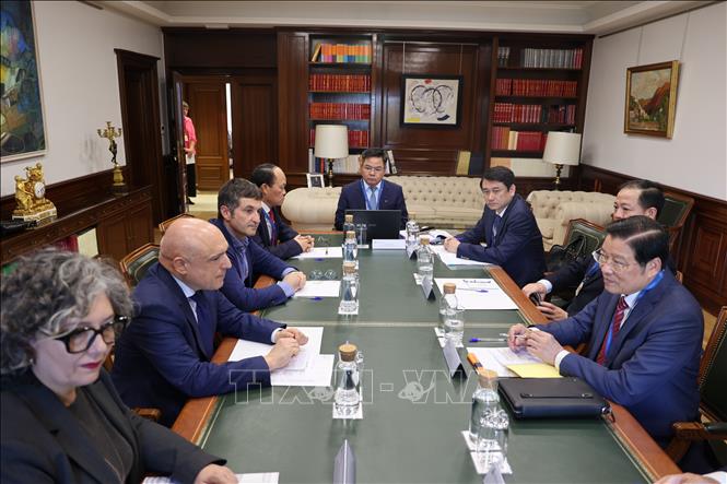 Làm việc với Quốc vụ khanh Bộ Phủ Thủ tướng, Tư pháp và Quan hệ Quốc hội Rafael Simanca. Ảnh: Anh Hiển - PV TTXVN tại châu Âu 