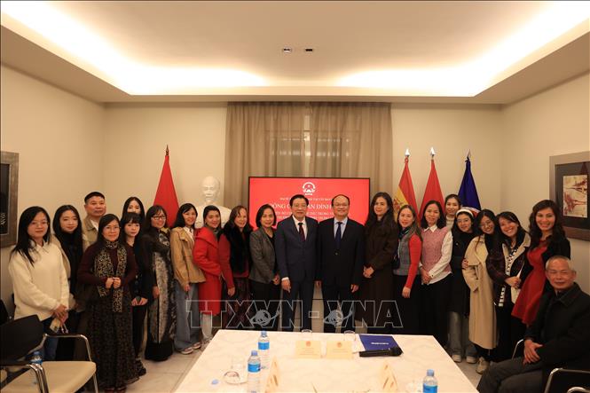 Làm việc với cán bộ, nhân viên Đại sứ quán Việt Nam và đại diện cộng đồng người Việt Nam tại Tây Ban Nha. Ảnh: Anh Hiển - PV TTXVN tại châu Âu 