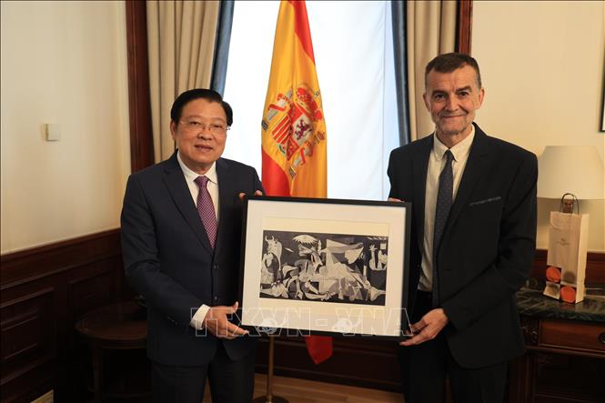 Làm việc với Chủ tịch Liên minh Đảng Cánh tả thống nhất Antonio Maíllo. Ảnh: Anh Hiển - PV TTXVN tại châu Âu 