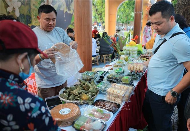 Các gian hàng tại Festival thu hút đông đảo người dân và du khách đến tìm hiểu, mua sắm, khám phá. Ảnh: Hoàng Hiếu - TTXVN