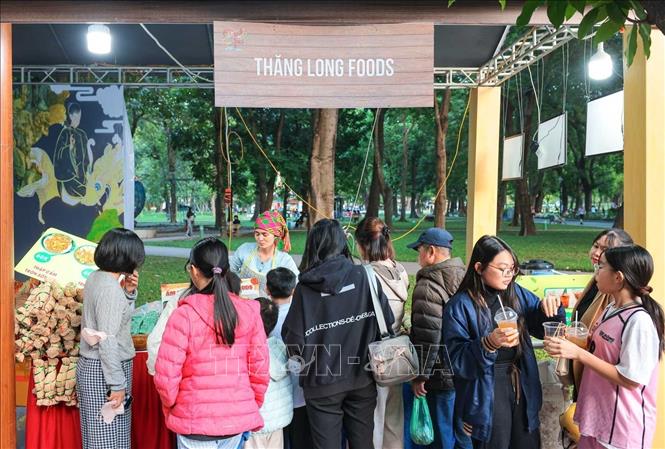 Nguời dân chọn mua các đặc sản tại Thăng Long food. Ảnh: Hoàng Hiếu - TTXVN