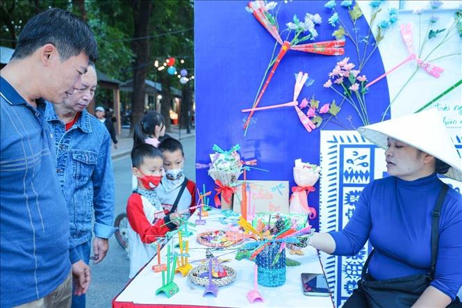 Người dân tìm hiểu về chuồn chuồn tre tại khu vực Công viên Thống Nhất. Ảnh: Hoàng Hiếu - TTXVN