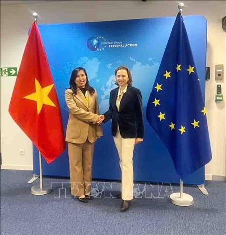 Thứ trưởng Lê Thị Thu Hằng và Tổng Thư ký Cơ quan đối ngoại EU, Belen Martinez Carbonell. Ảnh: TTXVN phát