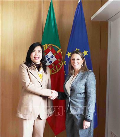 Thứ trưởng Bộ Ngoại giao Lê Thị Thu Hằng và Quốc Vụ khanh Bộ Ngoại giao Bồ Đào Nha bà Anna Isabel Xavier. Ảnh: Hương Giang - PV TTXVN tại Bỉ