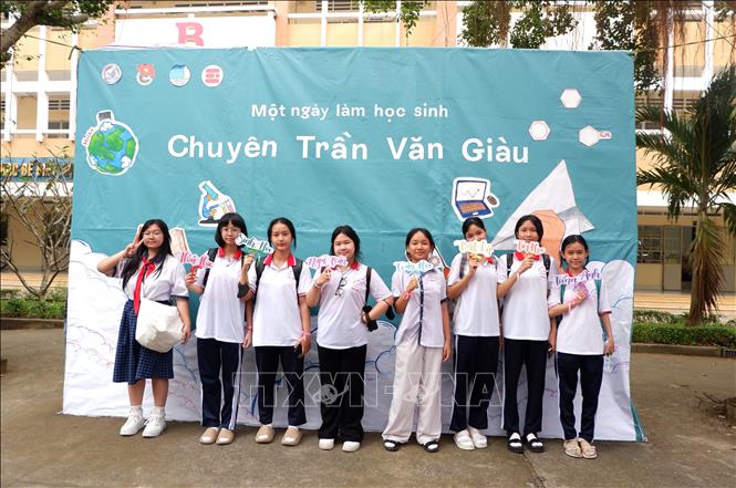 Học sinh Trung học cơ sở (tỉnh Tây Ninh) rất hào hứng với trải nghiệm “Một ngày làm học sinh trường Chuyên”. Ảnh: Đức Hạnh - TTXVN