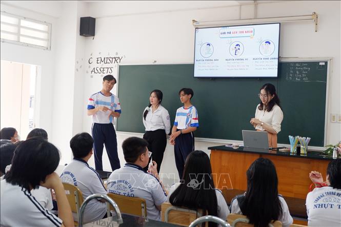 Học sinh chuyên Hoá - trường THPT Chuyên Trần Văn Giàu giải đáp thắc mắc cho các em học sinh Trung học cơ sở. Ảnh: Đức Hạnh - TTXVN