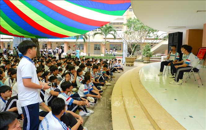 Học sinh chuyên Toán - trường THPT Chuyên Trần Văn Giàu giải đáp thắc mắc cho các em học sinh Trung học cơ sở. Ảnh: Đức Hạnh - TTXVN