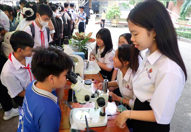 Học sinh trải nghiệm tại khu vực các môn kỹ thuật. Ảnh: Đức Hạnh - TTXVN