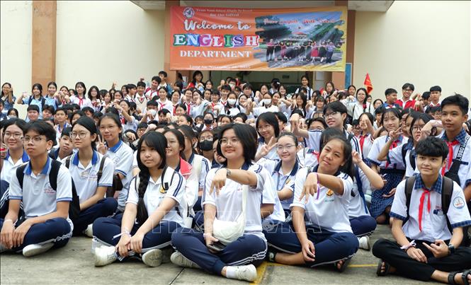 Học sinh các trường Trung học cơ sở tham gia hoạt động tại khu vực môn chuyên Anh. Ảnh: Đức Hạnh - TTXVN