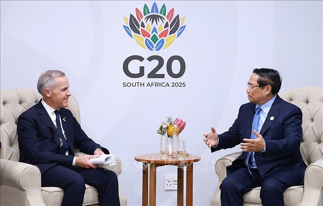 Thủ tướng Phạm Minh Chính gặp Thủ tướng Canada Mark Carney. Ảnh: Dương Giang-TTXVN 
