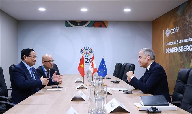 Thủ tướng Phạm Minh Chính gặp Thủ tướng Canada Mark Carney. Ảnh: Dương Giang-TTXVN 
