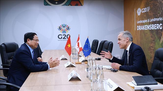 Thủ tướng Phạm Minh Chính gặp Thủ tướng Canada Mark Carney. Ảnh: Dương Giang-TTXVN 
