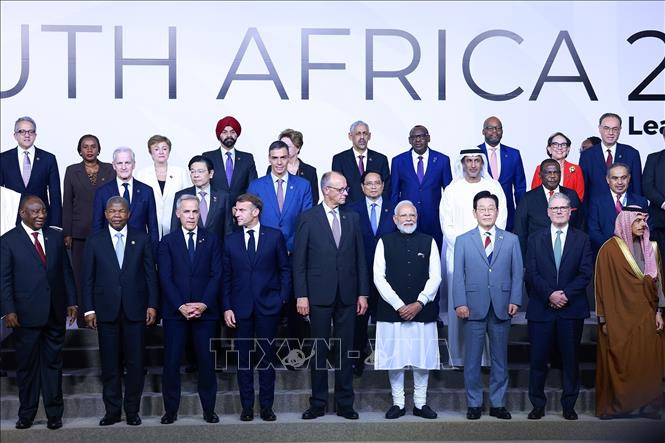 Thủ tướng Phạm Minh Chính và các Trưởng đoàn tham dự Hội nghị Thượng đỉnh G20 chụp ảnh chung. Ảnh: Dương Giang-TTXVN 
