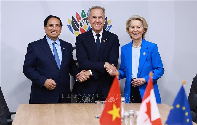 Thủ tướng Phạm Minh Chính tham dự cuộc gặp giữa Thủ tướng Canada Mark Carney và Chủ tịch Ủy ban châu Âu (EU) Ursula von der Leyen về Hiệp định Đối tác Toàn diện và Tiến bộ xuyên Thái Bình Dương (CPTPP). Ảnh: Dương Giang-TTXVN