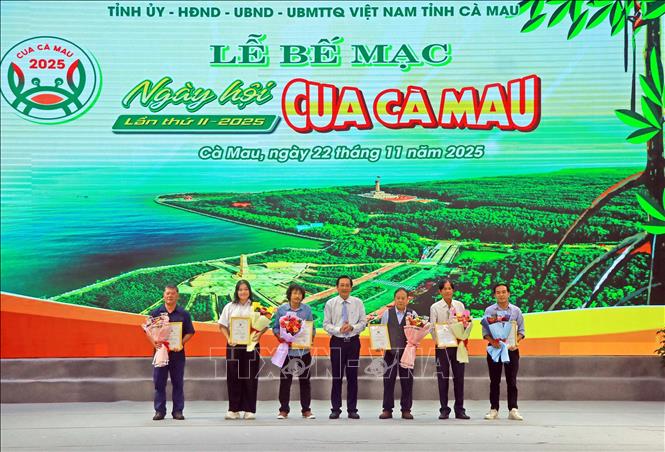 Ban Tổ chức Ngày hội Cua Cà Mau lần thứ II trao giải thưởng cho các tổ chức và cá nhân tham gia sáng tác logo, biểu tượng vui về con cua và slogan về Ngày hội. Ảnh: Huỳnh Anh - TTXVN