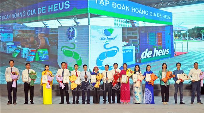 Ban Tổ chức Ngày hội Cua Cà Mau lần thứ II trao giải Cuộc thi “Gian hàng đẹp” tại Ngày hội. Ảnh: Huỳnh Anh - TTXVN