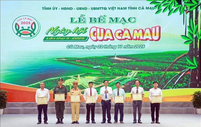 Đại diện Ban Tổ chức trao Bằng khen của Chủ tịch UBND tỉnh Cà Mau cho các tập thể có thành tích xuất sắc. Ảnh: Huỳnh Anh - TTXVN