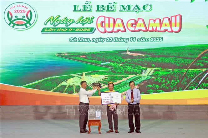 Ban Tổ chức Ngày hội đã trao giải Nhất cho Công ty TNHH Dư Thái Bình, đơn vị sở hữu con cua lớn nhất với trọng lượng 1.820,3 gram. Ảnh: Huỳnh Anh - TTXVN