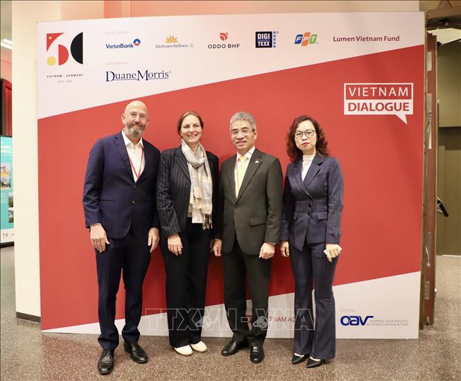 Đại sứ Nguyễn Đắc Thành chụp ảnh lưu niệm với bà Almut Rößner, Giám đốc điều hành Hiệp hội doanh nghiệp Đức tại châu Á – Thái Bình Dương (OAV). Ảnh: Phương Hoa - PV TTXVN tại Đức 