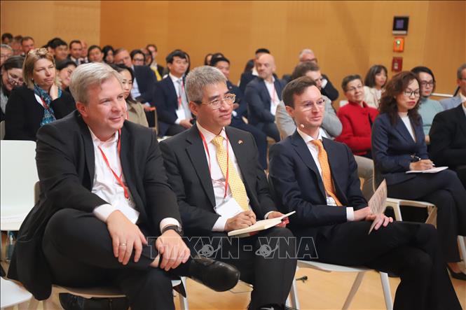 Đại sứ Nguyễn Đắc Thành (ngồi thứ hai từ trái) tham dự Đối thoại Việt Nam 2025. Ảnh: Phương Hoa - PV TTXVN tại Đức 