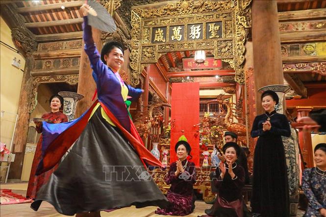 Chương trình được biểu diễn không gian đặc trưng của phố cổ Hà Nội giới thiệu những tinh hoa cổ nhạc Việt Nam tới người dân và du khách. Ảnh: Khánh Hoà - TTXVN