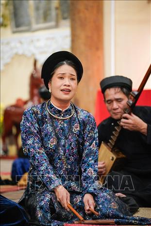 Biểu diễn hát ca trù tại chương trình. Ảnh: Khánh Hoà - TTXVN
