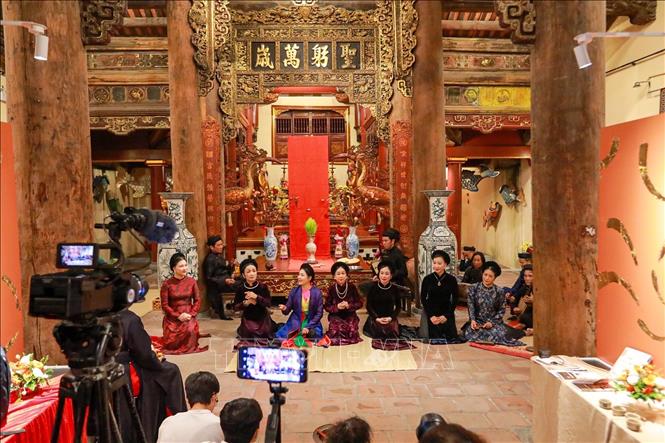 Chương trình được biểu diễn không gian đặc trưng của phố cổ Hà Nội giới thiệu những tinh hoa cổ nhạc Việt Nam tới người dân và du khách. Ảnh: Khánh Hoà - TTXVN