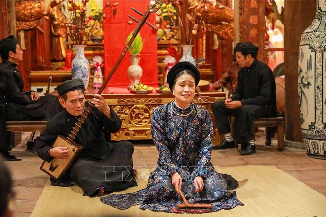 Biểu diễn hát ca trù tại chương trình. Ảnh: Khánh Hoà - TTXVN
