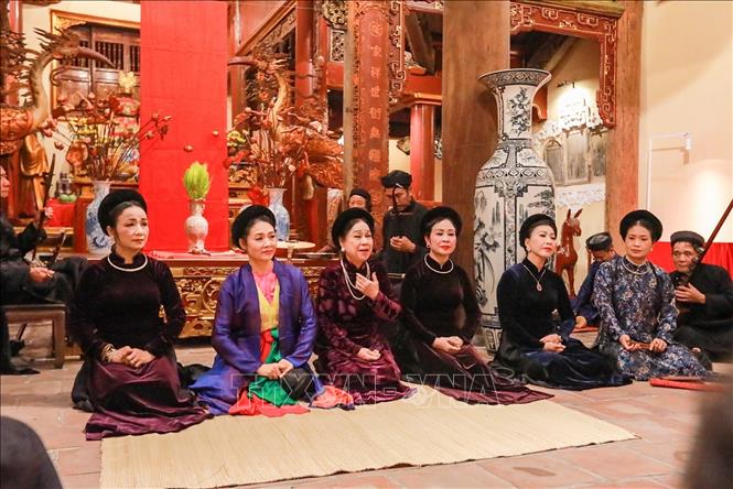 Chương trình được biểu diễn không gian đặc trưng của phố cổ Hà Nội giới thiệu những tinh hoa cổ nhạc Việt Nam tới người dân và du khách. Ảnh: Khánh Hoà - TTXVN