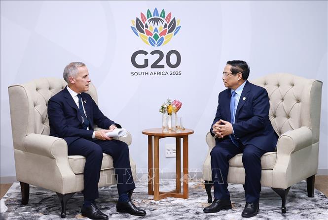 Prime Minister Pham Minh Chinh meets Canadian Prime Minister Mark Carney. VNA Photo: Dương Giang