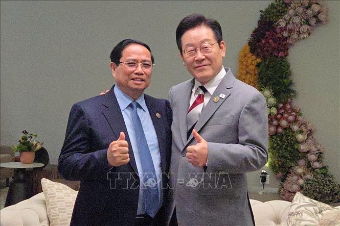 Prime Minister Pham Minh Chinh meets RoK President Lee Jae Myung. VNA Photo: Dương Giang