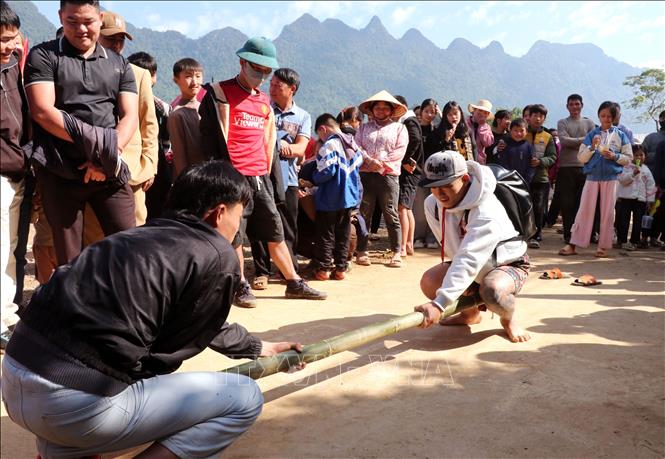 Local residents and visitors play the traditional stick-pushing game at the Wild Sunflower Festival (Ha Giang 2, Tuyen Quang). Photo: Duc Tho – VNA