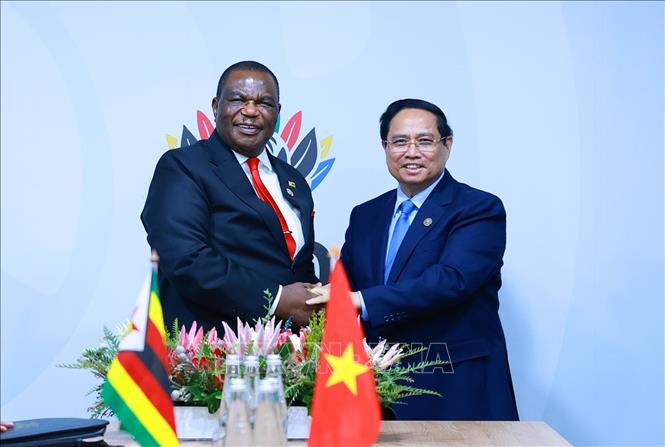 Thủ tướng Phạm Minh Chính gặp Phó Tổng thống Zimbabwe Constantino Chiwenga. Ảnh: Dương Giang-TTXVN 