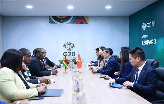 Thủ tướng Phạm Minh Chính gặp Phó Tổng thống Zimbabwe Constantino Chiwenga. Ảnh: Dương Giang-TTXVN 