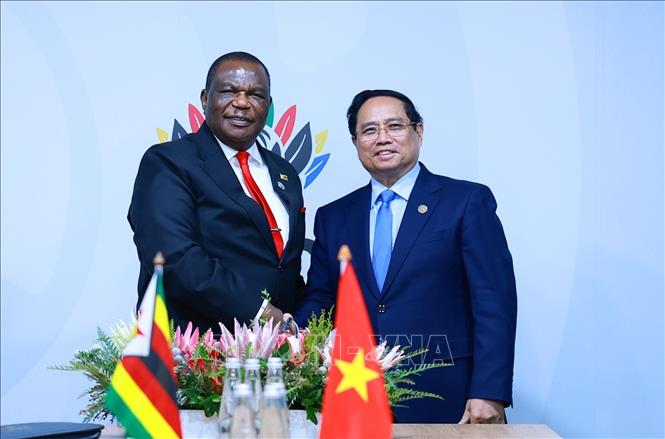 Thủ tướng Phạm Minh Chính gặp Phó Tổng thống Zimbabwe Constantino Chiwenga. Ảnh: Dương Giang-TTXVN 
