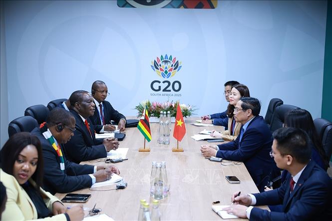 Thủ tướng Phạm Minh Chính gặp Phó Tổng thống Zimbabwe Constantino Chiwenga. Ảnh: Dương Giang-TTXVN 
