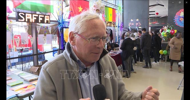 Ông Jean-Paul Jeandon, Thị trưởng thành phố Cergy trả lời phỏng vấn phóng viên TTXVN