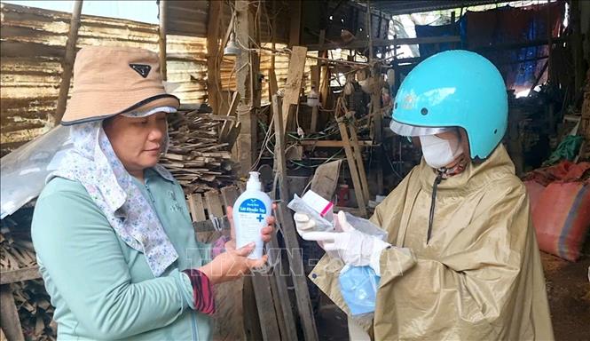 Cán bộ y tế cơ sở của tỉnh Gia Lai cấp phát thuốc phòng bệnh cho người dân xã Tuy Phước. Ảnh: Quang Thái- TTXVN