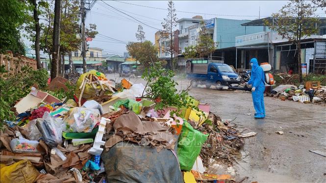  Lực lượng y tế Gia Lai phun khử khuẩn tại khu dân cư chợ Dinh, phường Quy Nhơn Đông. Ảnh: Quang Thái- TTXVN