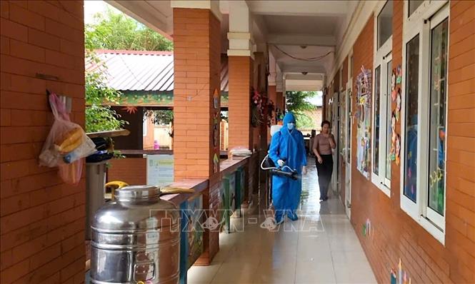 Lực lượng y tế Gia Lai phun khử khuẩn khu vực Làng trẻ em SOS Quy Nhơn. Ảnh: Quang Thái- TTXVN