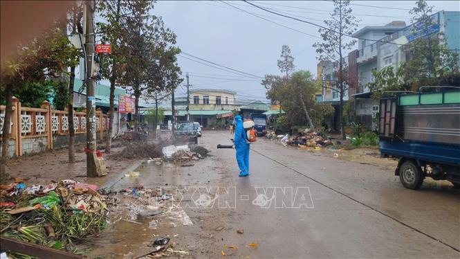 Lực lượng y tế Gia Lai khẩn trương xử lý môi trường ngay khi nước lũ rút. Ảnh: Quang Thái- TTXVN