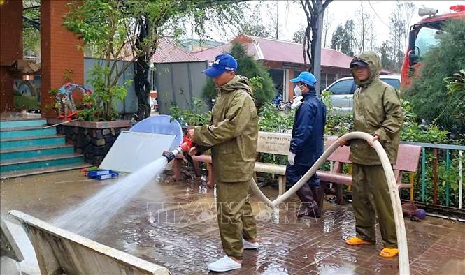 Lực lượng Quân đội, Công an luôn đồng hành cùng người dân Gia Lai trong công tác khắc phục hậu quả bão lũ. Ảnh: Quang Thái- TTXVN