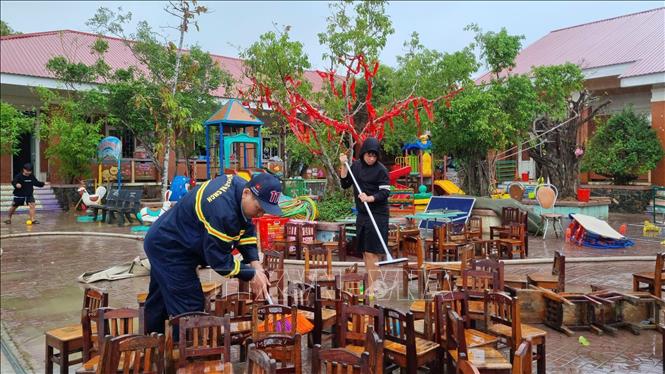 Lực lượng Quân đội, Công an... luôn đồng hành cùng người dân Gia Lai trong công tác khắc phục hậu quả bão lũ. Ảnh: Quang Thái- TTXVN