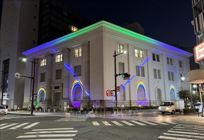 Tòa nhà của Ngân hàng Shizuoka sử dụng đèn HoloLight để trang trí. Ảnh: Phạm Tuân - PV TTXVN tại Nhật Bản
