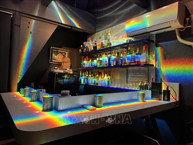 Một quán bar nhỏ ở thành phố Hamamatsu (Shizuoka) sử dụng đèn HoloLight để trang trí. Ảnh: Phạm Tuân - PV TTXVN tại Nhật Bản