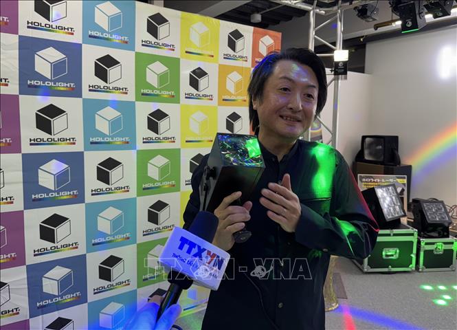 Ông Ikeda Takahiro, Giám đốc công ty Pi Photonics trả lời  phỏng vấn TTXVN. Ảnh: Phạm Tuân - PV TTXVN tại Nhật Bản