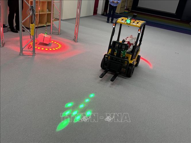 Ứng dụng đèn HoloLight trong đảm bảo an toàn lao động tại kho xưởng. Ảnh: Phạm Tuân - PV TTXVN tại Nhật Bản