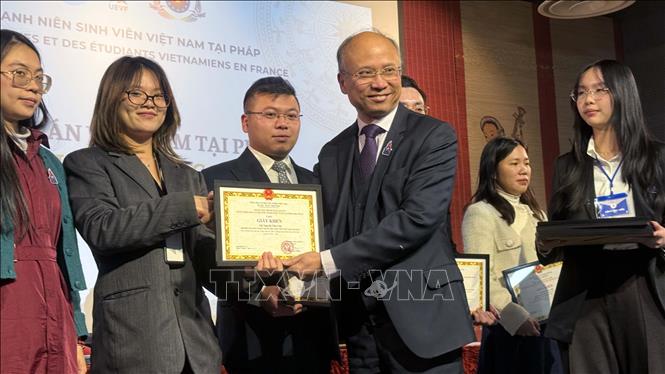 Đại sứ Đinh Toàn Thắng trao bằng khen của Đại sứ quán Việt Nam tại Pháp cho các thành viên UEVF vì có nhiều thành tích nổi bật trong nhiệm kỳ 2023-2025. Ảnh: Hữu Chiến - PV TTXVN tại Pháp