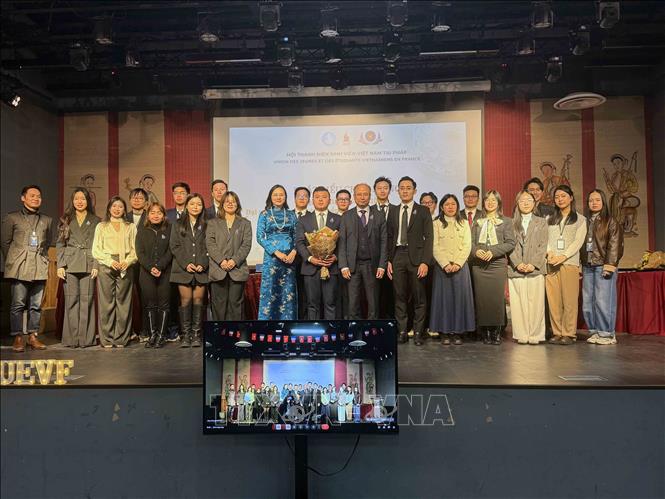 Đại sứ Việt Nam tại Pháp Đinh Toàn Thắng và Đại sứ - Trưởng Phái đoàn Việt Nam bên cạnh Unesco (ở giữa) tặng hoa chúc mừng Ban chấp hành UEVF nhiệm kỳ 2025-2027. Ảnh: Hữu Chiến - PV TTXVN tại Pháp